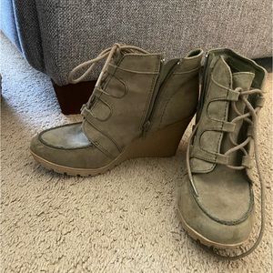 Size 7, Maurices wedges